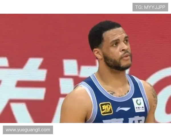 韦瑟斯庞突破吸引防守精准回传 米奇三分稳稳命中助攻得分